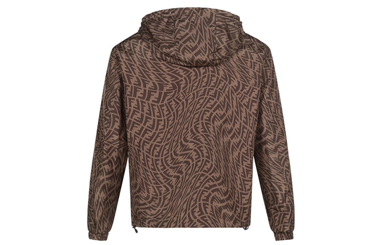 Lookbook FENDI SS21 棕色可翻转全印Logo夹克。 FAA830AGBIF1AKH