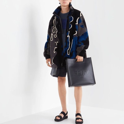 FENDI SS22 Celana Pendek Hitam Bermuda dengan Bordir Logo. FB0736AIA3F1AJR Shop FENDI SS22 Celana Pendek Hitam Bermuda dengan Bordir Logo. FB0736AIA3F1AJR