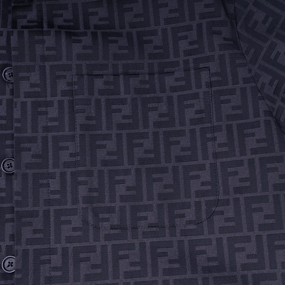 Sizing FENDI SS22 Kemeja Hitam Lengan Panjang dengan Cetak Logo. FW1141A6WJF0QT6