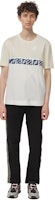 FENDI SS22 Baju-T Cetakan Logo Warna Putih Santai Lelaki. FY0936AIU8F0ZE0 Shop FENDI SS22 Baju-T Cetakan Logo Warna Putih Santai Lelaki. FY0936AIU8F0ZE0