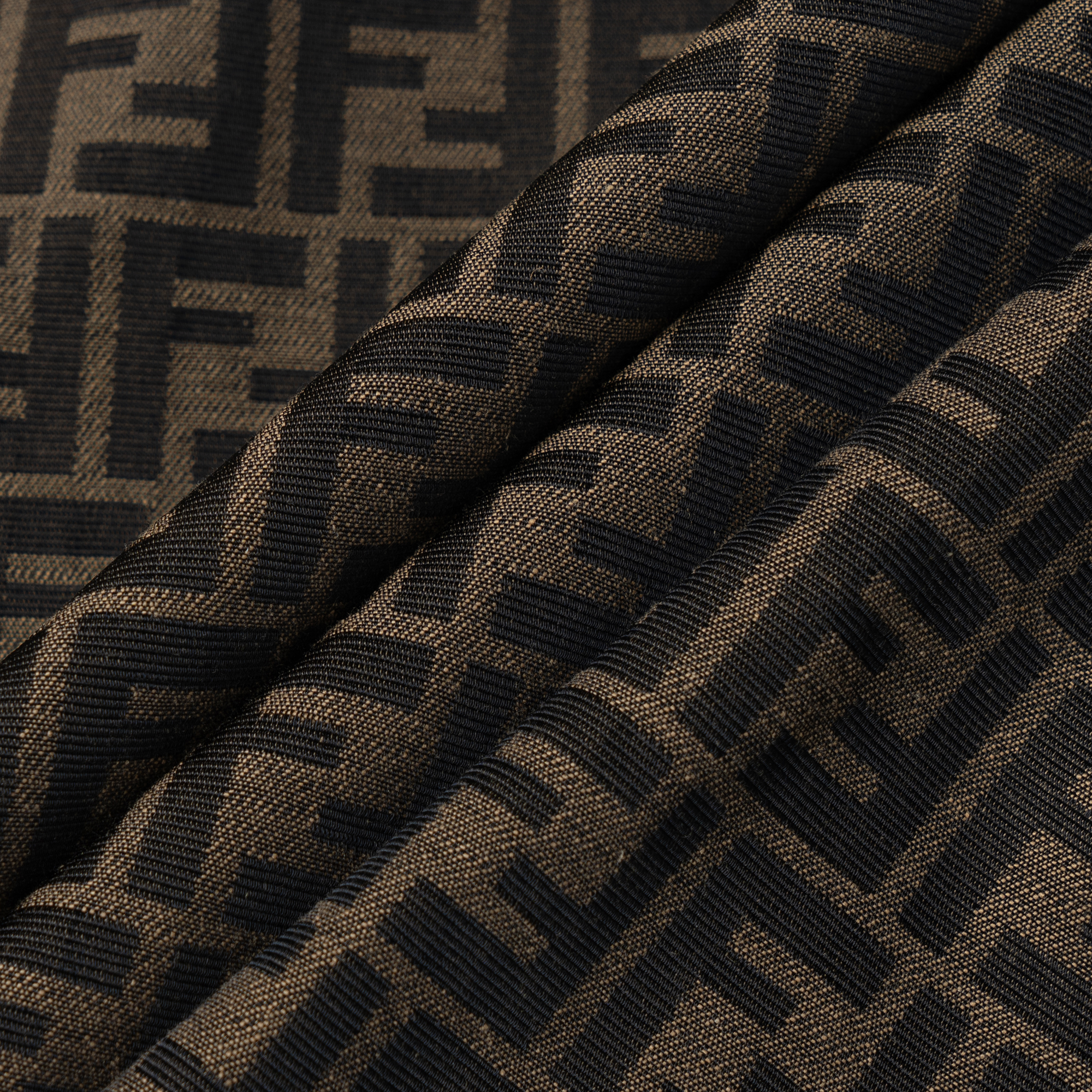 Shop FENDI 男士SS22棕色印花单排扣Polo领夹克. FW1141A6WJF1440