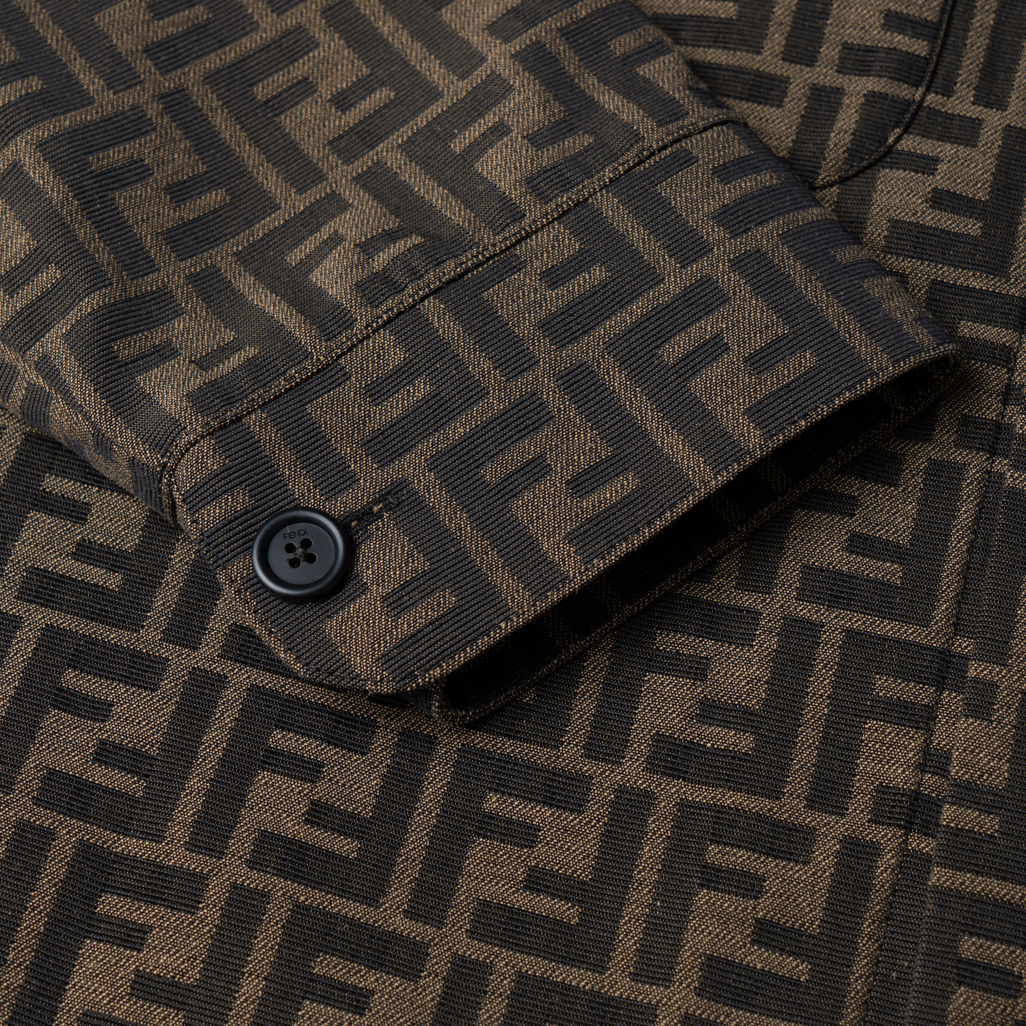 Purchase FENDI 男士SS22棕色印花单排扣Polo领夹克. FW1141A6WJF1440