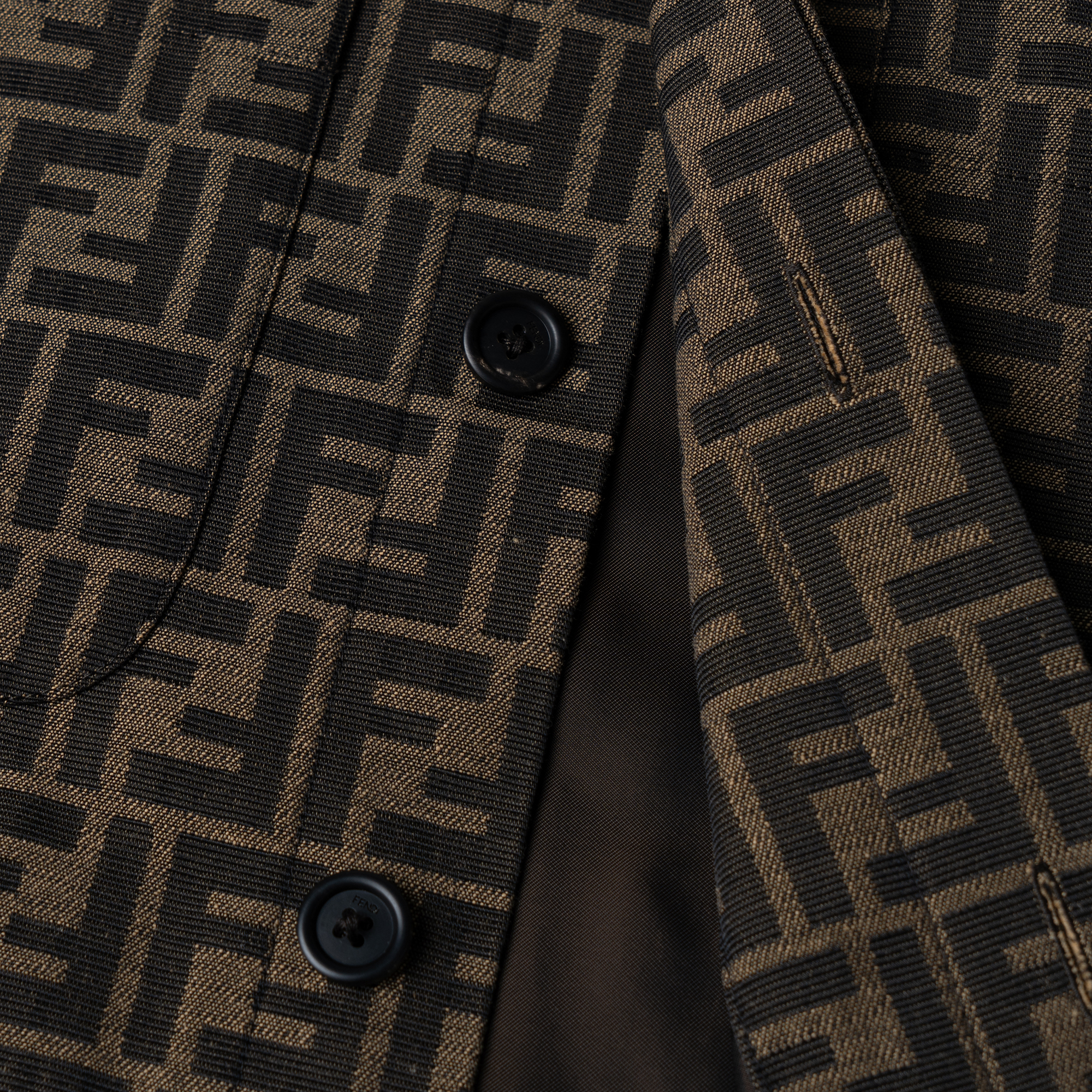 Details for FENDI 男士SS22棕色印花单排扣Polo领夹克. FW1141A6WJF1440