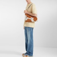 FENDI SS23 Kemeja-T Logo Seluruh Beige Lengan Pendek Lelaki. FY0936AN1TF0PKL Shop FENDI SS23 Kemeja-T Logo Seluruh Beige Lengan Pendek Lelaki. FY0936AN1TF0PKL