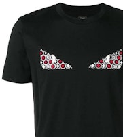 FENDI SS23 Monster Eyes Grafik Hitam Baju-T Lengan Pendek Lelaki. FY0894A6ZDF0QA1 Sizing FENDI SS23 Monster Eyes Grafik Hitam Baju-T Lengan Pendek Lelaki. FY0894A6ZDF0QA1