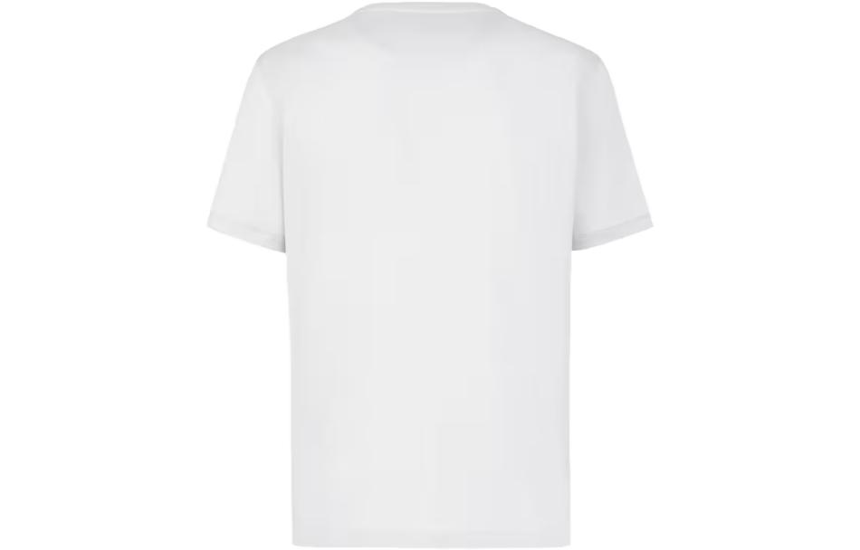 Lookbook 펜디 SS23 남성용 화이트 반팔 자수 로고 패치 티셔츠. FY0894A9RLF0WA0