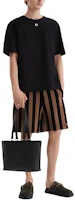 Shop FENDI SS24 黑色標誌貼花寬鬆版T恤 FY0936ARYYF0QA1