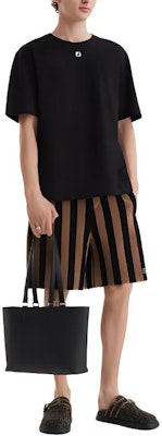 フェンディ SS24 ブラックロゴアプリケ ルーズフィットTシャツ. FY0936ARYYF0QA1 Shop フェンディ SS24 ブラックロゴアプリケ ルーズフィットTシャツ. FY0936ARYYF0QA1