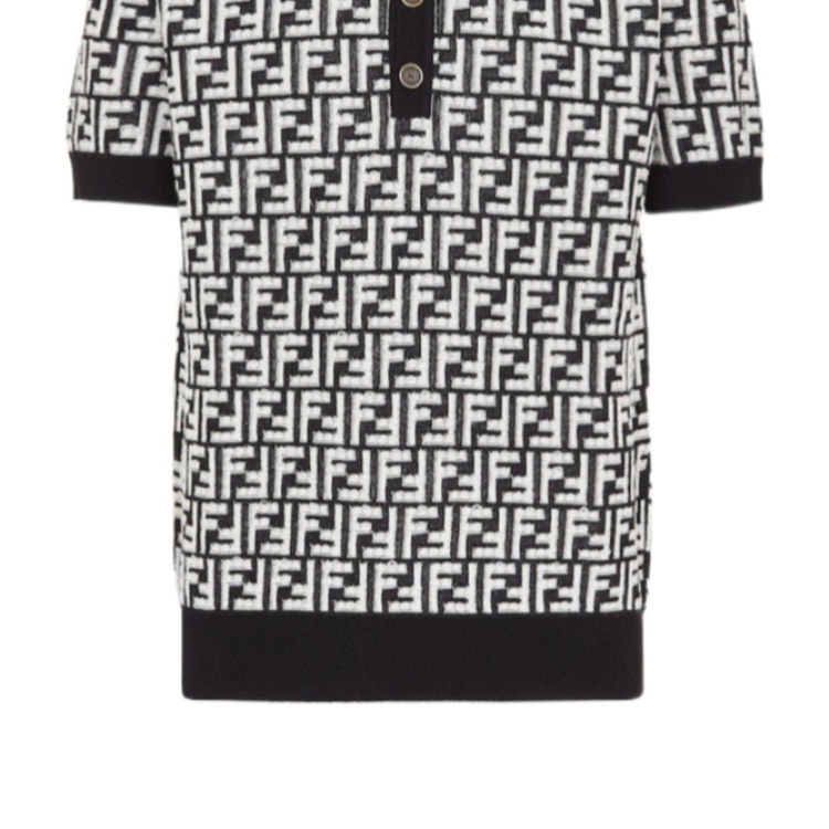 Sizing FENDI SS24 Kaos Santai Rajut Lengan Pendek Hitam dengan Logo Print. FZC349AR85F0QA1