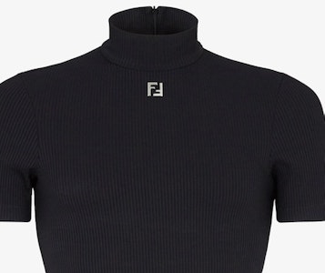 FENDI SS24 Hitam Ribbed Turtleneck Slim Fit Knit Shirt. FY1281AR6SF0QA1 Sizing FENDI SS24 Hitam Ribbed Turtleneck Slim Fit Knit Shirt. FY1281AR6SF0QA1