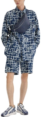 FENDI Jaket Denim Biru SS24 dengan Logo, Kancing Depan, Fit Santai. FW1292AR9NF0UV2 Shop FENDI Jaket Denim Biru SS24 dengan Logo, Kancing Depan, Fit Santai. FW1292AR9NF0UV2