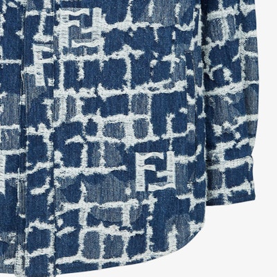 FENDI Jaket Denim Biru SS24 dengan Logo, Kancing Depan, Fit Santai. FW1292AR9NF0UV2 Sizing FENDI Jaket Denim Biru SS24 dengan Logo, Kancing Depan, Fit Santai. FW1292AR9NF0UV2