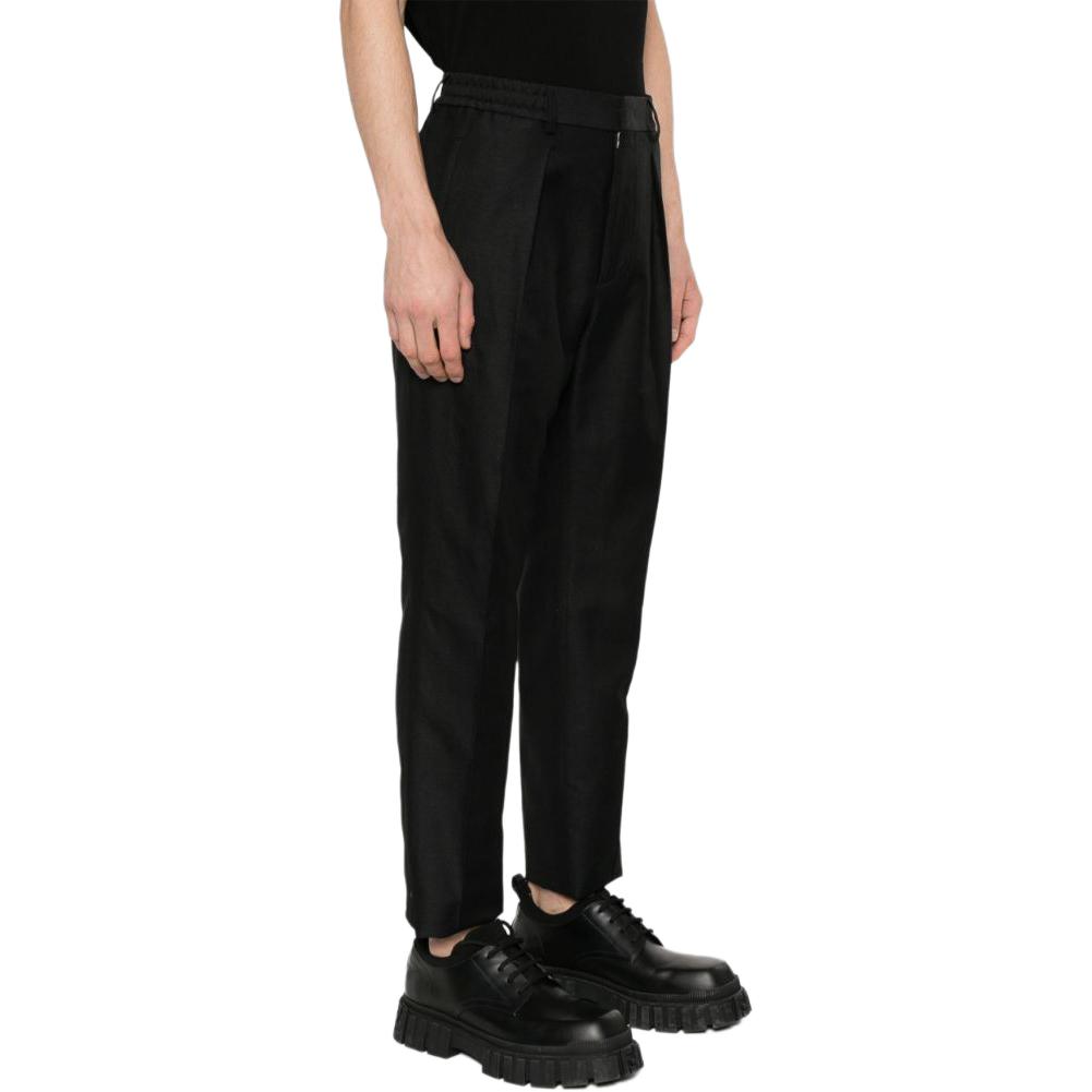Purchase Pantalones plisados ajustados entallados textura sólida FENDI SS24 Negro. FB0767AR9DF0QA1