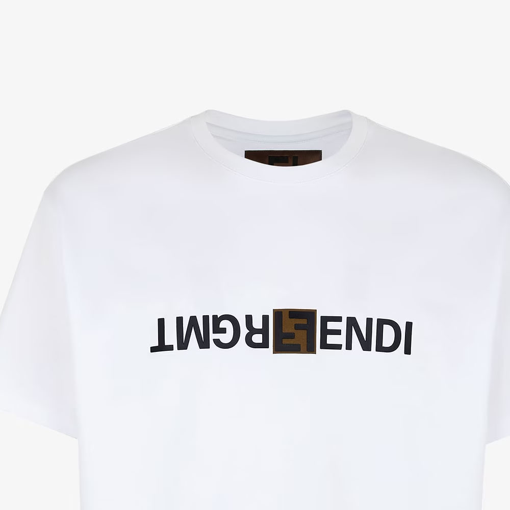 Sizing Camiseta Blanca de Manga Corta Logo FENDI x FRGMT SS24. FY1144AQJNF0QA0