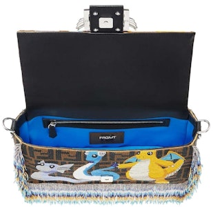 Bolso Fendi x FRGMT x Pokémon Baguette Multicolor con cuentas. Lookbook Bolso Fendi x FRGMT x Pokémon Baguette Multicolor con cuentas.