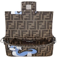 フェンディ×フラグメント×ポケモン FF バゲットミニ (マルチカラー)
Lookbook フェンディ×フラグメント×ポケモン FF バゲットミニ (マルチカラー)