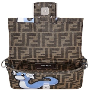 Bolso Fendi x FRGMT x Pokémon FF Fabric Baguette Mini Multicolor Lookbook Bolso Fendi x FRGMT x Pokémon FF Fabric Baguette Mini Multicolor
