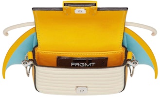 Fendi x FRGMT x Pokémon Encanto Nano Baguette Cuero Amarillo Lookbook Fendi x FRGMT x Pokémon Encanto Nano Baguette Cuero Amarillo