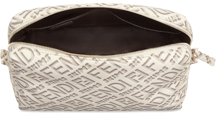 Fendi x SKIMS 中型康涅狄格化妝包 Lookbook Fendi x SKIMS 中型康涅狄格化妝包