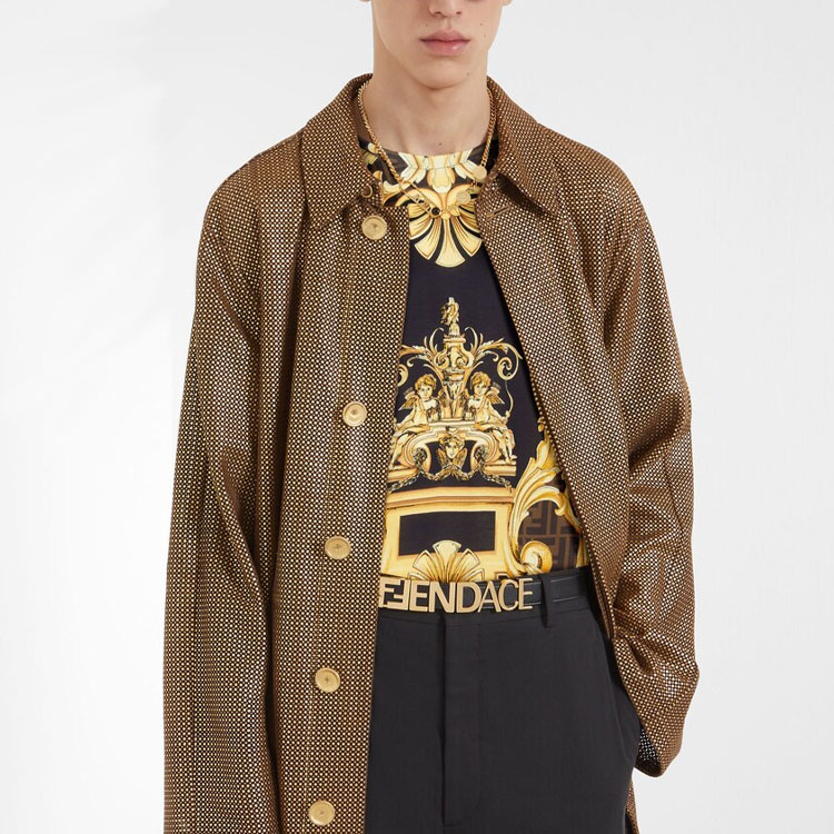 Shop FENDI x VERSACE 黑金圖案印花休閒T恤 FY0936AKDZF1440