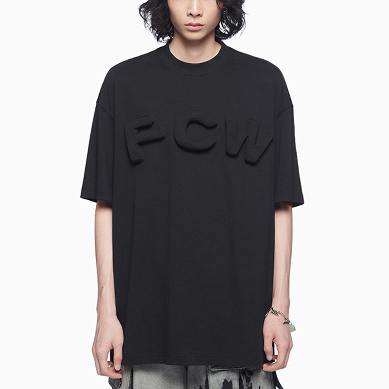 Lookbook Camiseta Negra Unisex Oversize Feng Chen Wang FW21 con Logo 3D. FF12TSH711B
