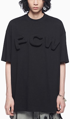 Camiseta Negra Unisex Oversize Feng Chen Wang FW21 con Logo 3D. FF12TSH711B Lookbook Camiseta Negra Unisex Oversize Feng Chen Wang FW21 con Logo 3D. FF12TSH711B