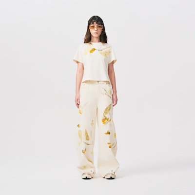 Camiseta Unisex Blanca Feng Chen Wang Plant Dye SS24 con Logo y Estampado de Hojas. FWS17TS06A Shop Camiseta Unisex Blanca Feng Chen Wang Plant Dye SS24 con Logo y Estampado de Hojas. FWS17TS06A
