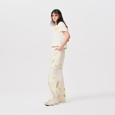 Camiseta Unisex Blanca Feng Chen Wang Plant Dye SS24 con Logo y Estampado de Hojas. FWS17TS06A Purchase Camiseta Unisex Blanca Feng Chen Wang Plant Dye SS24 con Logo y Estampado de Hojas. FWS17TS06A