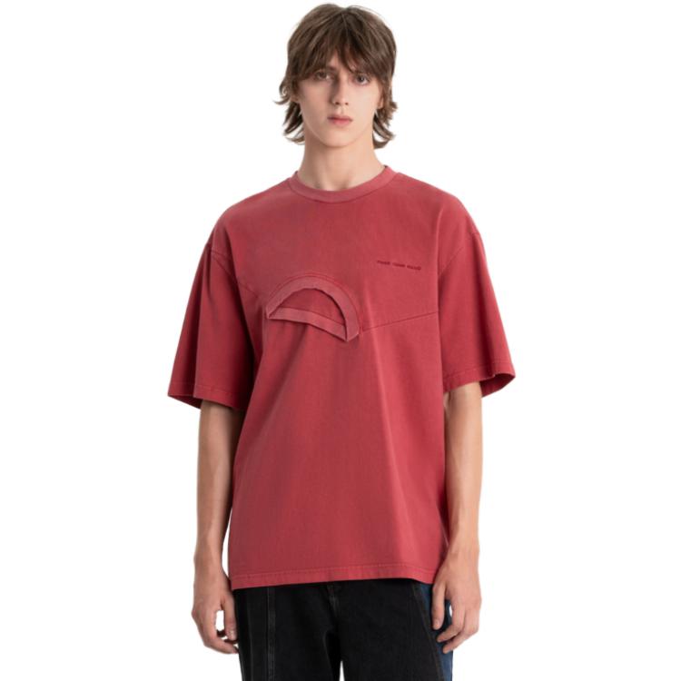 Lookbook Camiseta Feng Chen Wang Roja Desestructurada 2-en-1 con Doble Cuello para Hombre. FMF16TS01