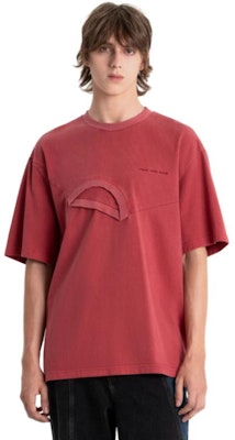 Camiseta Feng Chen Wang Roja Desestructurada 2-en-1 con Doble Cuello para Hombre. FMF16TS01 Lookbook Camiseta Feng Chen Wang Roja Desestructurada 2-en-1 con Doble Cuello para Hombre. FMF16TS01