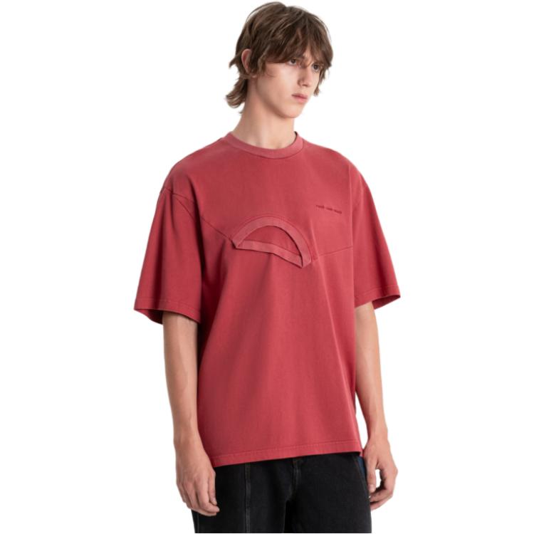 Purchase Camiseta Feng Chen Wang Roja Desestructurada 2-en-1 con Doble Cuello para Hombre. FMF16TS01