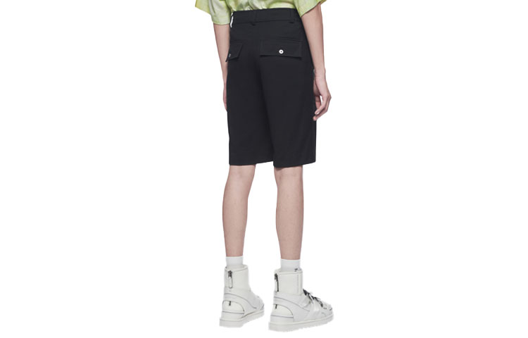 Lookbook Feng Chen Wang SS22 Shorts Negros Diseño Patchwork Deconstruido. FS13SHO603