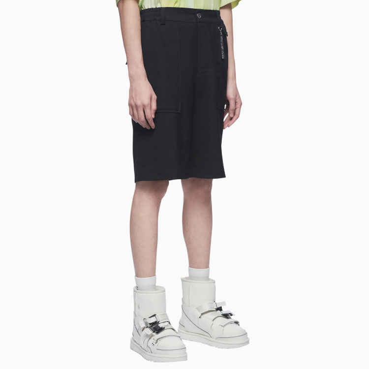 Purchase Feng Chen Wang SS22 Shorts Negros Diseño Patchwork Deconstruido. FS13SHO603