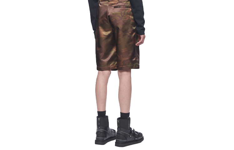 Lookbook Pantalones Cortos Camuflaje Color Block FENG CHEN WANG SS22 en Camo. FS13SHO601