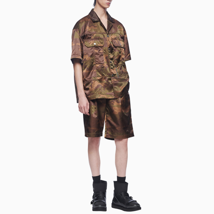 Shop Pantalones Cortos Camuflaje Color Block FENG CHEN WANG SS22 en Camo. FS13SHO601