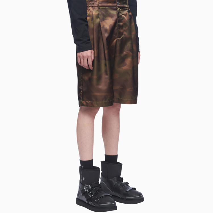 Purchase Pantalones Cortos Camuflaje Color Block FENG CHEN WANG SS22 en Camo. FS13SHO601