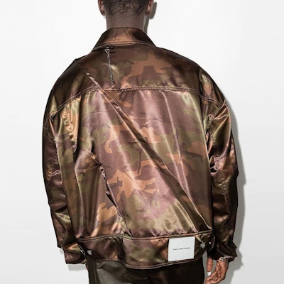 Chaqueta Marrón de Manga Larga con Pliegues y Estampado Camuflaje FENG CHEN WANG SS22. FS13JAC111 Shop Chaqueta Marrón de Manga Larga con Pliegues y Estampado Camuflaje FENG CHEN WANG SS22. FS13JAC111