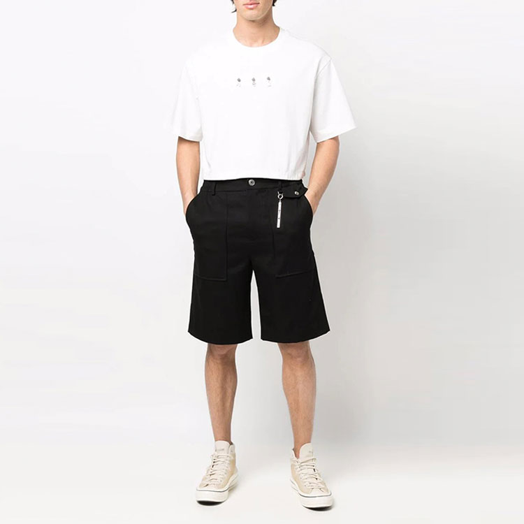 Lookbook Camiseta Blanca Feng Chen Wang SS22 con Colgante Logo en Capas. FS13TSH708W