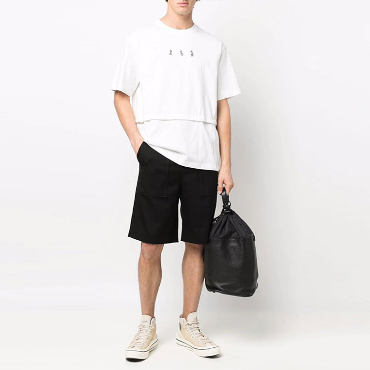 Shop Camiseta Blanca Feng Chen Wang SS22 con Colgante Logo en Capas. FS13TSH708W