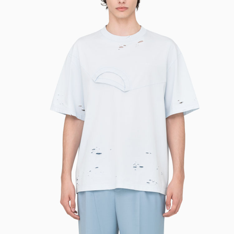 Lookbook Feng Chen Wang SS23 Camiseta Cuello Doble Desgastada Azul Claro. FMS15TS01