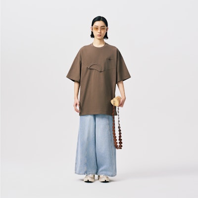 Feng Chen Wang SS24 男女同款咖啡色寬鬆版圓領長袖T恤。 FMS17TS12 Shop Feng Chen Wang SS24 男女同款咖啡色寬鬆版圓領長袖T恤。 FMS17TS12