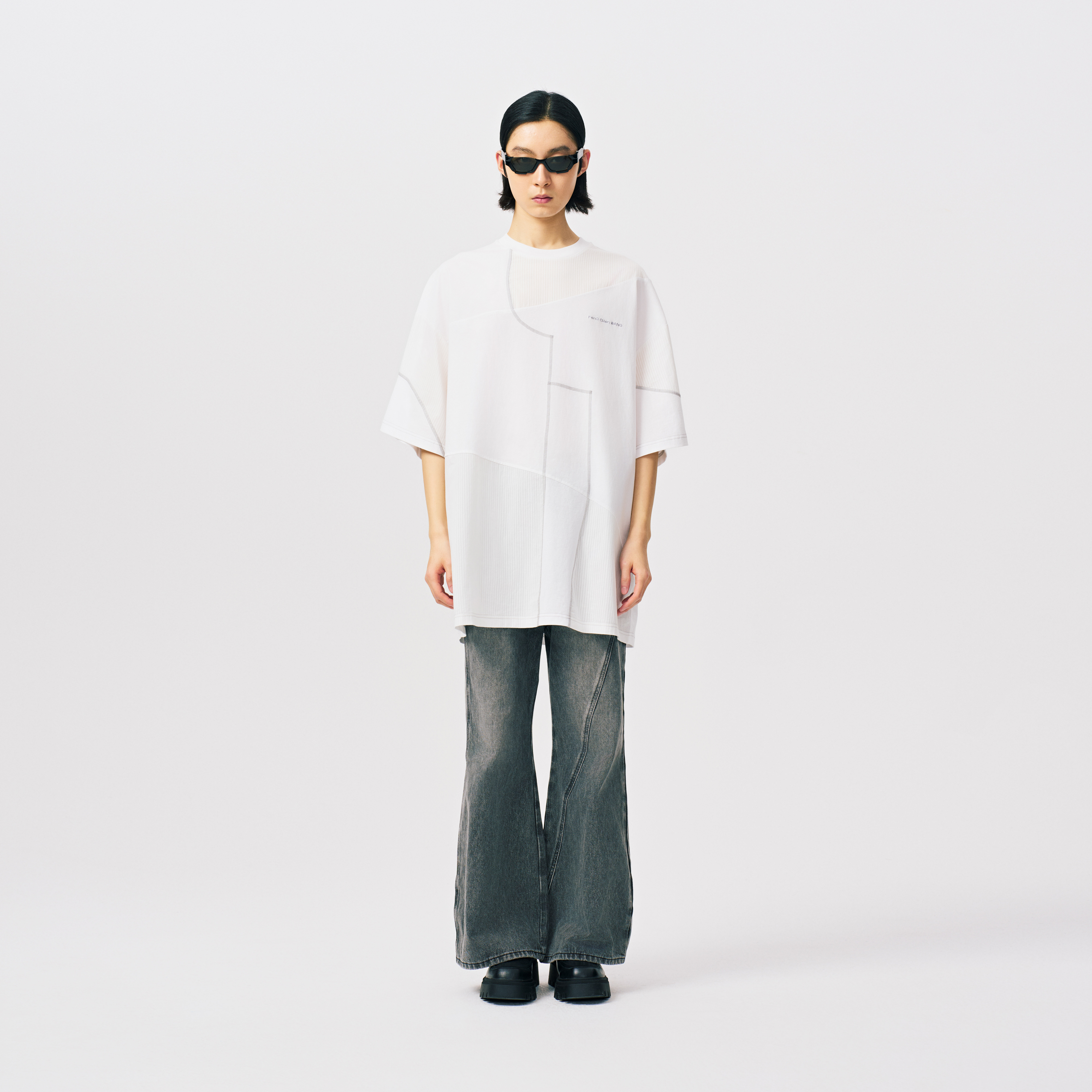 Shop Camiseta unisex blanca Feng Chen Wang de manga corta con diseño deconstruido. FMS17TS05