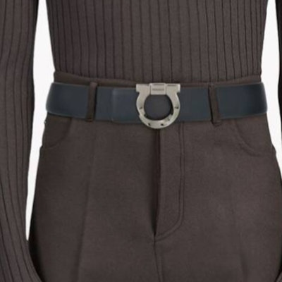 Ferragamo 黑色皮带,带标志雕刻扣,宽3CM。 670311770934 Shop Ferragamo 黑色皮带,带标志雕刻扣,宽3CM。 670311770934