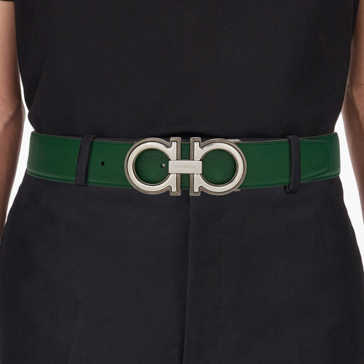 Shop FERRAGAMO 绿色可翻转小牛皮腰带. 776349