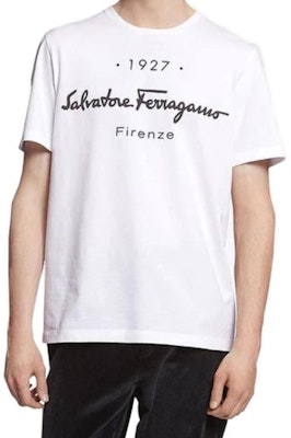 FERRAGAMO Baju-T Putih dengan Cetakan Logo Huruf Leher Bulat. 12-0613-728398 Shop FERRAGAMO Baju-T Putih dengan Cetakan Logo Huruf Leher Bulat. 12-0613-728398