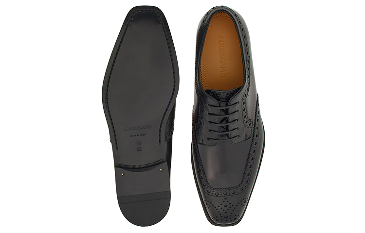 Shop FERRAGAMO 黑色布洛克皮革牛津鞋 021644-762389