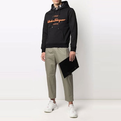 FERRAGAMO FW21 标志刺绣抽绳连帽衫 黑色 746606002 747000000 Lookbook FERRAGAMO FW21 标志刺绣抽绳连帽衫 黑色 746606002 747000000