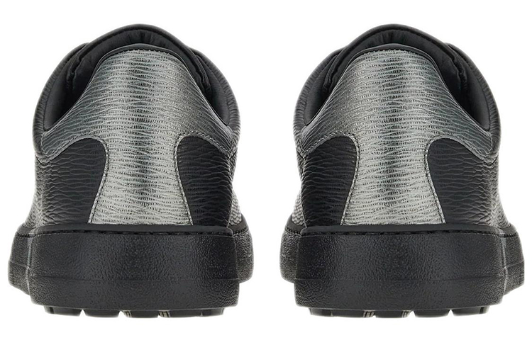 Shop FERRAGAMO菲拉格慕 Gancini 小牛皮繫帶 時尚板鞋 男款 黑灰色