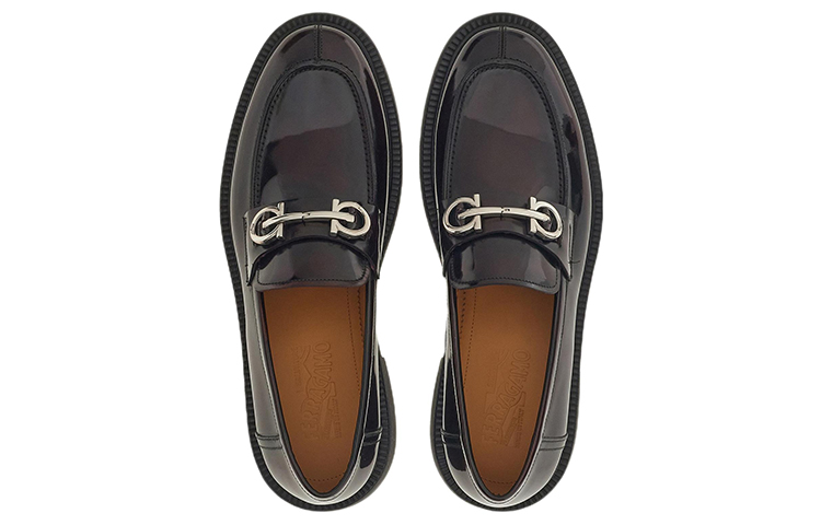 Lookbook FERRAGAMO菲拉格慕 Gancini 皮革飾面搭扣套腳樂福鞋 男款 紅黑色