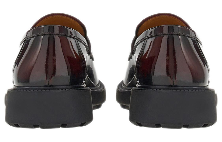 Shop FERRAGAMO菲拉格慕 Gancini 皮革飾面搭扣套腳樂福鞋 男款 紅黑色